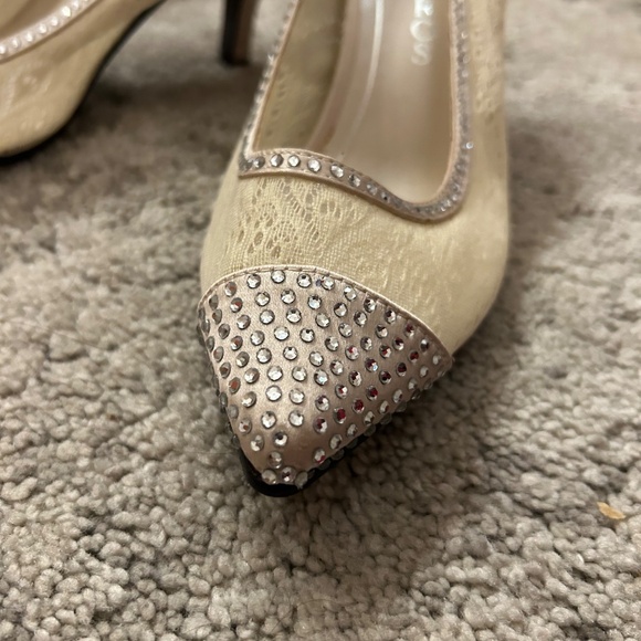 Cararros Lace Gold pointed Toe Heels Size 7.5 - Picture 5 of 5